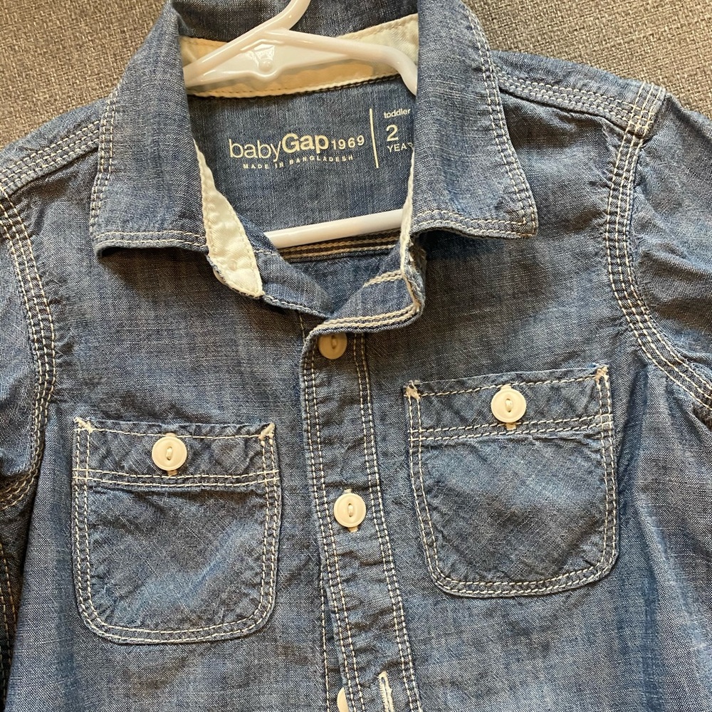 2 Gap button down shirts - Picture 7 of 7